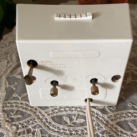 Vintage GE Electric Alarm Clock - Picture 3 of 7